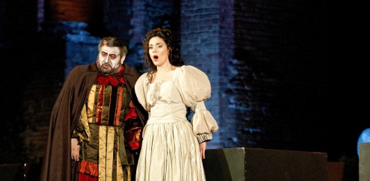 OLTRE 70.000 SPETTATORI NEI CINEMA ITALIANI ED EUROPEI PER LA DIRETTA RAI DI “RIGOLETTO” DAL TEATRO ANTICO DI TAORMINA CON LA REGIA TEATRALE E TELEVISIVA DI ENRICO CASTIGLIONE