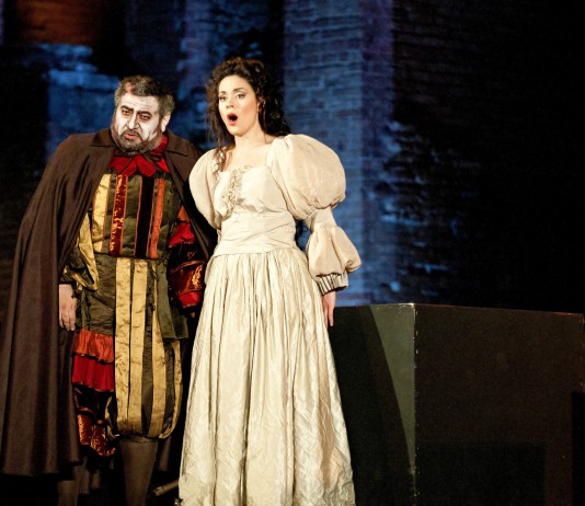 OLTRE 70.000 SPETTATORI NEI CINEMA ITALIANI ED EUROPEI PER LA DIRETTA RAI DI “RIGOLETTO” DAL TEATRO ANTICO DI TAORMINA CON LA REGIA TEATRALE E TELEVISIVA DI ENRICO CASTIGLIONE