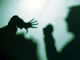 MESSINA: VIOLENTA CONVIVENTE E PICCHIA FIGLI, LO ARRESTANO, MA AI “DOMICILIARI”