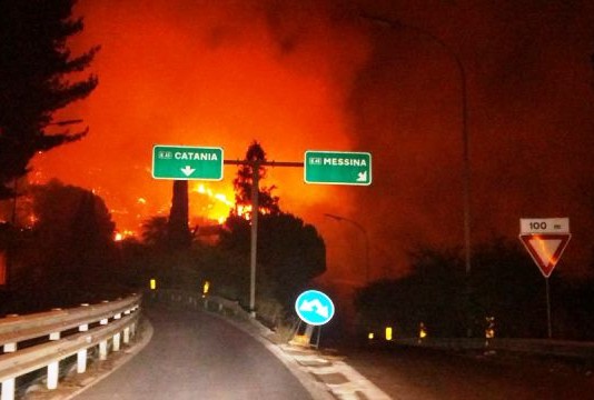 NOTTE DI FUOCO A TAORMINA: CHIUSA LA A18 IN DIREZIONE CATANIA