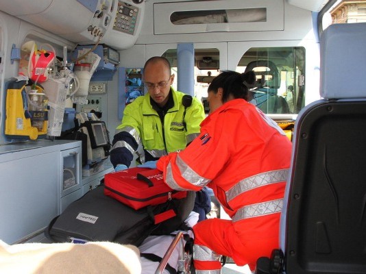 INCIDENTE NEL CONTROESODO: BIMBA SCENDE DALL’AUTO E VIENE TRAVOLTA DA UNO SCOOTER, FUORI PERICOLO