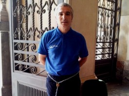 INCATENATO AI CANCELLI D’INGRESSO DEL PALAZZO COMUNALE: “CHIEDO SOLO DI ESSERE RIASSUNTO”