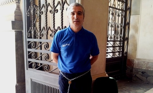 INCATENATO AI CANCELLI D’INGRESSO DEL PALAZZO COMUNALE: “CHIEDO SOLO DI ESSERE RIASSUNTO”