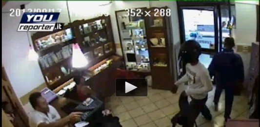 GIARDINI NAXOS: GIOIELLIERE PRENDE A CALCI IL RAPINATORE E SVENTA IL COLPO ( IL VIDEO)