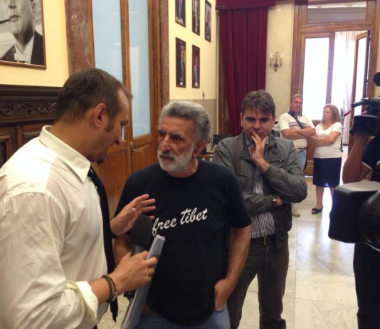 LE IENE A PALAZZO ZANCA: “QUEL CANCELLO DI VIA NICARAGUA VA RIMOSSO”