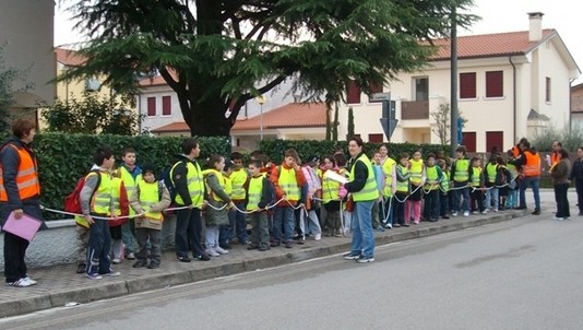 A MESSINA TUTTI A SCUOLA CON IL PEDIBUS: A PICCOLI PASSI PER SCOPRIRE UNA CITTA’ PIU’ UMANA