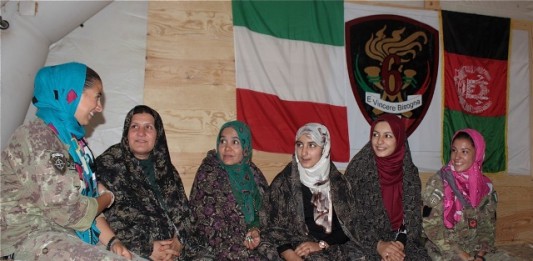 AFGHANISTAN: LE SOLDATESSE DELLA TRANSITION SUPPORT UNIT-SOUTH INCONTRANO LE DONNE DELL’ASSOCIAZIONE FEMMINILE DI FARAH.