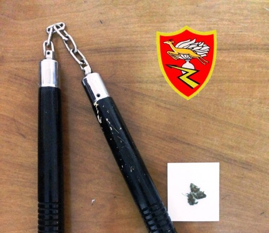 IN MOTO SENZA PATENTE E CON UN “NUNCHAKU”: DICIOTTENNE DENUNCIATO DAI CC