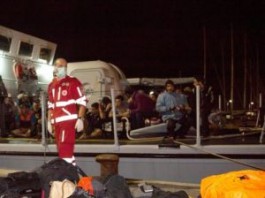IMMIGRAZIONE: A REGGIO CALABRIA ARRIVA IL “BARCONE DEI BAMBINI”, 226 ANIME IN FUGA DALLA SIRIA