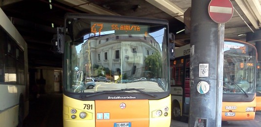 Autista minacciato con un coltello da un passeggero, tragedia sfiorata su un autobus ATM