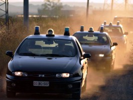 Furto di capi di abbigliamento in un centro commerciale, in manette una casalinga col proprio figlio