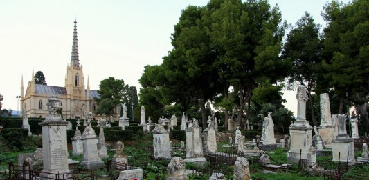 Commemorazione dei Defunti, grande affluenza nei cimiteri cittadini