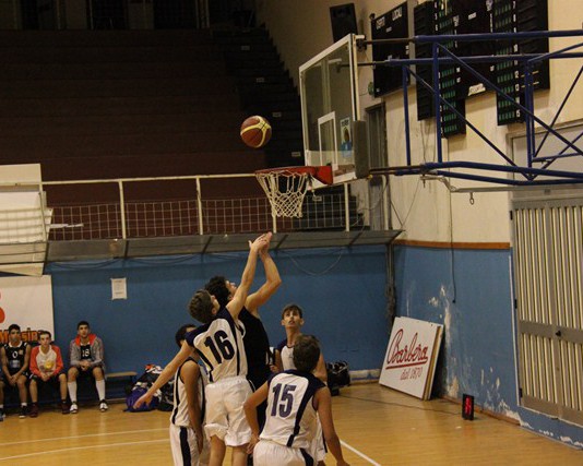 BASKET: MIA ANCORA A MANI VUOTE, PERSO IL DERBY CON L’AMATORI