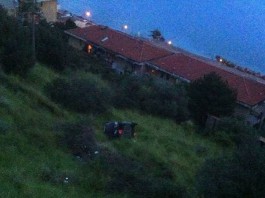 TRAGEDIA SFIORATA SULLA PANORAMICA: AUTO PRECIPITA, MIRACOLOSAMENTE SALVI ZIA E DUE NIPOTINI