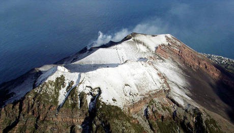 MALTEMPO: PRIME NEVICATE, IMBIANCATO ANCHE STROMBOLI