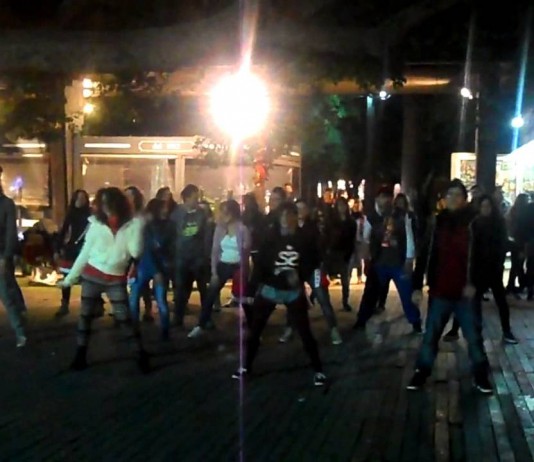 “CINQUE20” ILLUMINA PIAZZA CAIROLI CON IL FLASH MOB “HIP HOP – NATALIZIO”