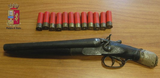 MINACCIA LA VICINA DI CASA CON UN FUCILE: ARRESTATO DALLA POLIZIA