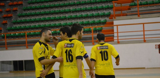 CALCIO A 5, LA FUTSAL PELORO SI AGGIUDICA LA SFIDA CON LA CAPOLISTA HARBUR SPORTING CLUB NEL SEGNO DI CARBONE