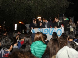 IL MOVIMENTO STUDENTESCO AUT RADUNA CENTINAIA DI GIOVANI IN PIAZZA: “LA POLITICA CI DIA RISPOSTE”