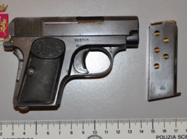 PISTOLA “ABBANDONATA” IN UNA POZZANGHERA: INDAGA LA POLIZIA SCIENTIFICA