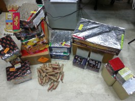 BOTTI DI FINE ANNO: LA POLIZIA SEQUESTRA 35 CHILI DI FUOCHI PIROTECNICI RINVENUTI SOTTO UN CAMION ABBANDONATO