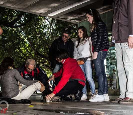 PAVIMENTAZIONE TRABALLANTE A PIAZZA CAIROLI: DONNA CADE A TERRA, SOCCORSA AL PAPARDO