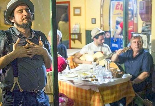 INDEBITO, LA CRISI GRECA SECONDO VINICIO CAPOSSELA