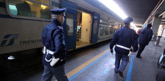 La molesta sul treno al ritorno da scuola, arrestato