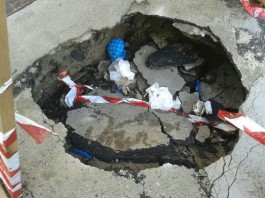 STRADE COLABRODO: VORAGINE IN VIA ARNO
