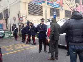OPERAZIONI DI SGOMBERO AL PINELLI: GLI OCCUPANTI CHIUSI DENTRO, FUORI POLIZIA, CARABINIERI E VIGILI DEL FUOCO (LIVE)