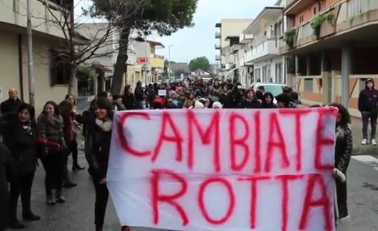 NO ALL’INGRESSO DI ARMI CHIMICHE SIRIANE: A GIOIA TAURO CATENA UMANA DI MAMME E BAMBINI