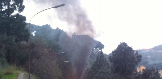 AUTO IN FIAMME SULLO SVINCOLO BOCCETTA: IL CONDUCENTE RIESCE A SALTARE FUORI DAL MEZZO