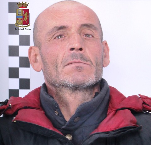 RUBAVA I CERCHIONI DI UN FURGONE: ARRESTATO DALLE VOLANTI