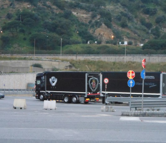 I TRAGHETTI, I TIR E LE MENTI RAFFINATISSIME