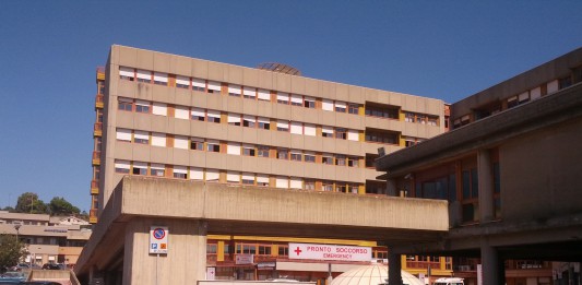 SCAVALCA UN MURETTO E CADE: RICOVERATO IN PROGNOSI RISERVATA