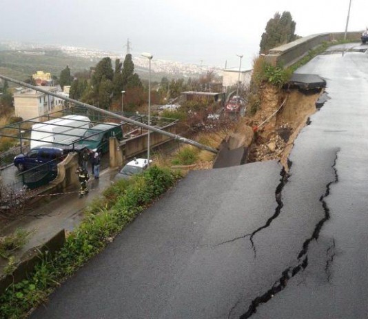 MALTEMPO: CROLLA MURO A GESSO, NESSUN FERITO