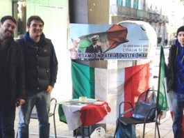 “RIPORTIAMOLI A CASA! L’ITALIA SI DESTI” : A PIAZZA CAIROLI DISTRIBUZIONE DI CARTOLINE PER I MARO’ DETENUTI