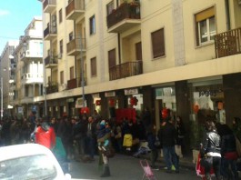 ISOLA PEDONALE:L’INVASIONE DEI NANI.RISATE DEI BAMBINI VS CLACSON DELLE AUTO