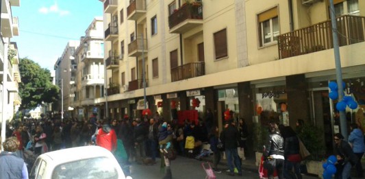 ISOLA PEDONALE:L’INVASIONE DEI NANI.RISATE DEI BAMBINI VS CLACSON DELLE AUTO