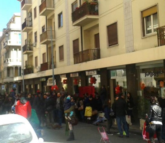 ISOLA PEDONALE:L’INVASIONE DEI NANI.RISATE DEI BAMBINI VS CLACSON DELLE AUTO