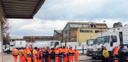 Messinambiente, stop alla raccolta rifiuti: protesta ad oltranza dei dipendenti