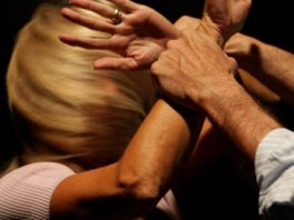 EX COMPAGNO LE SFONDA A MANI NUDE IL PARABREZZA DELL’AUTO MENTRE LEI PRENDE LA FIGLIA A SCUOLA