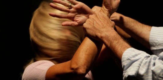 Chiude in casa moglie e figlio: “Al ritorno ti ammazzo”. Arrestato, nascondeva pure fucile a canne mozze