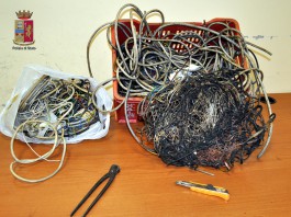 SORPRESO A BRUCIARE CAVI ELETTRICI PER RECUPERARE RAME: DENUNCIATO MESSINESE