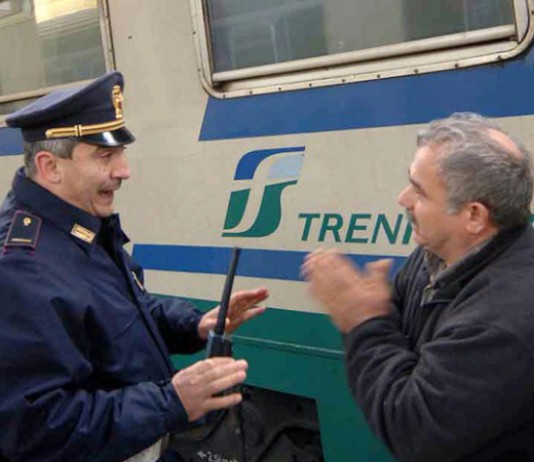 TRENI BLOCCATI IN GALLERIA SENZA COLLEGAMENTI PER OLTRE UN’ORA, PASSEGGERI SI RIVOLGONO AL MINISTRO