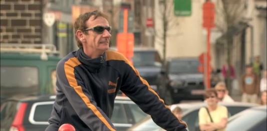 CHE SUCCEDE SE METTIAMO UN TASTO ROSSO IN MEZZO ALLA PIAZZA DEL PAESE?