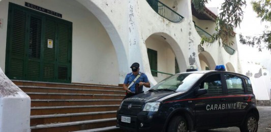 VULCANO: TRE CAMERIERI SVALIGIANO HOTEL, ARRESTATI