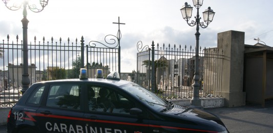 RICEVUTE “FATUE” AL CIMITERO DI SAN PIER NICETO: DENUNCIATO EX RESPONSABILE DELL’ILLUMINAZIONE, IN TRE ANNI RUBA 60 MILA EURO
