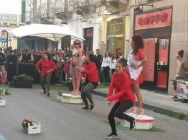 MESSINPOSA, VIA E.L. PELLEGRINO STRACOLMA PER L’EVENTO DI MODA, MUSICA E DANZA