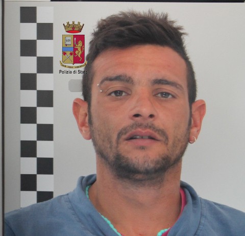 DETENZIONE ILLEGALE DI ARMI: LA POLIZIA ARRESTA TRENTENNE, SEQUESTRATO UN FUCILE ALTERATO CON CARTUCCIA IN CANNA